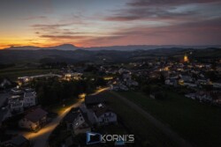 Abendstimmung in Wiesmath, Luftaufnahme mit Drohne, 2021
Korni's GesbR - www.kornis.at | Roman Johannes Kornfeld Abendstimmung | Wiesmath