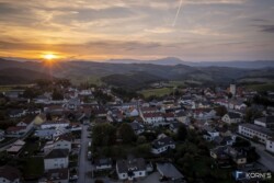 Abendstimmung in Wiesmath, Luftaufnahme mit Drohne, 2021
Korni's GesbR - www.kornis.at | Roman Johannes Kornfeld Abendstimmung | Wiesmath
